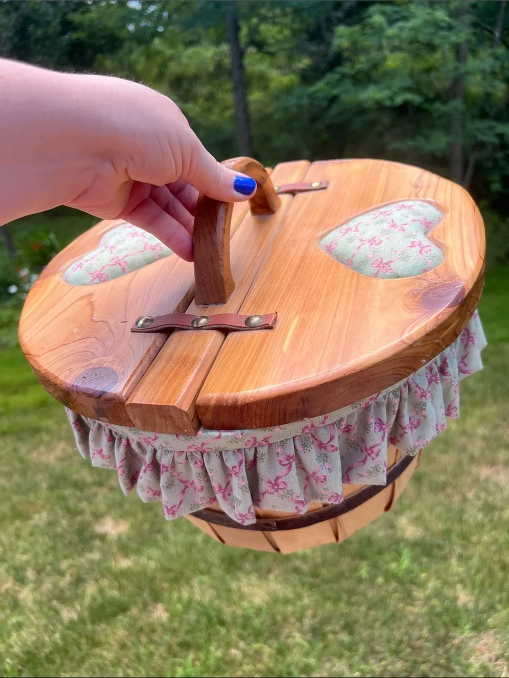 VTG Pink Bow Fabric Ruffle Edge Lined Wooden Sewing Basket / Knitting Storage